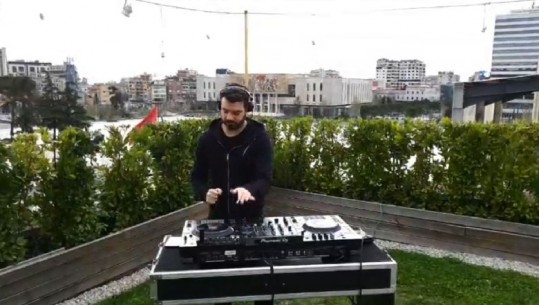 DJ Sardi performon 'live' muzikën më 'in' të momentit nga tarraca e Bashkisë...Veliaj: U trashe në shtëpi? Ta besoj, por duhet! 