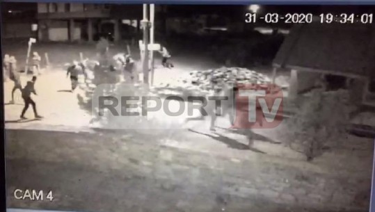 'Çunat e lagjes' në Elbasan thyejnë karantinën...'trimat' shpërndahen me shpejtësinë e erës sapo vjen policia (VIDEO)