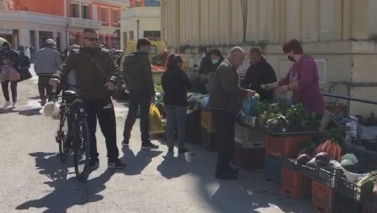 Në Vlorë tregjet mbushen plot, nuk mungojnë as pensionistët (VIDEO)