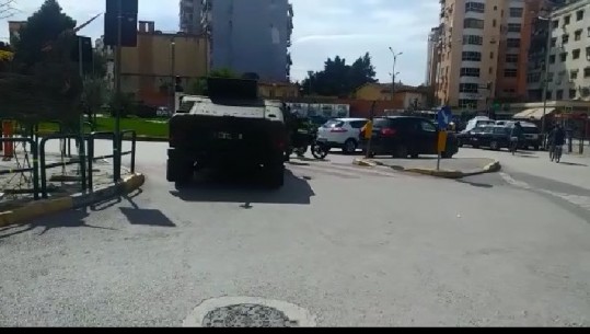 Ushtria 'stacionohet' tek Pazari i Ri (VIDEO)