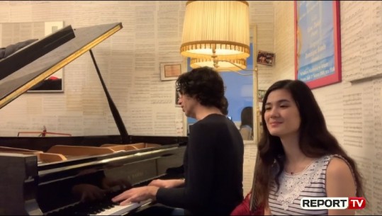 Francë/“Të du moj gocë e vogël”, Genc Tukiçi dhe vajza e tij, Nadia këndojnë këngën shqiptare (VIDEO)