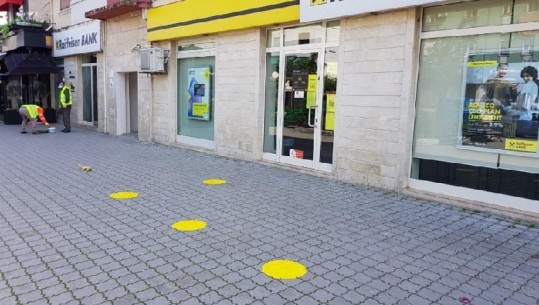 Elbasani si Tirana, pikat e verdha 'detyrojnë' qytetarët të respektojnë distancën gjatë pazareve