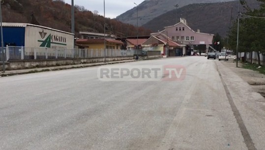 Hyjnë nga Kapshtica 25 emigrantë shqiptarë, izolohen në një hotel në Korçë për 14 ditë