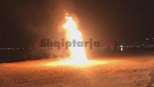 'Përcillet' dimri në Vlorë! Bashkia ndez zjarrin tradicional, qytetarët 'ngrohen' nga dritaret (VIDEO)