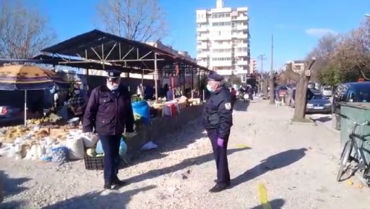 Në Lushnje 'gardh' policor për disiplinimin e qytetarëve në treg, ruhet distanca (VIDEO)