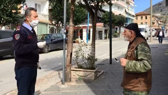 Qytetari 'ushtarak' me shami e syze në kokë, polici: Shpejt në banesë, shpejt! (VIDEO)