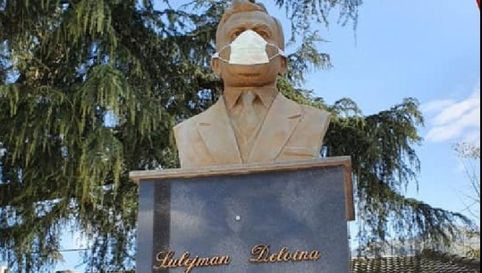 Busti i Kryeministrit të parë shqiptar, Sulejman Delvina me maskë në shenjë solidarizmi për situatën nga COVID-19