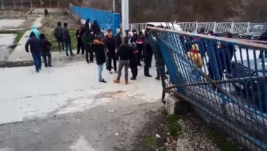 23 emigrantë shqiptarë në tokën neutrale në Kapshticë, vetëm 5 do futen në atdhe, 18 do të kthehen