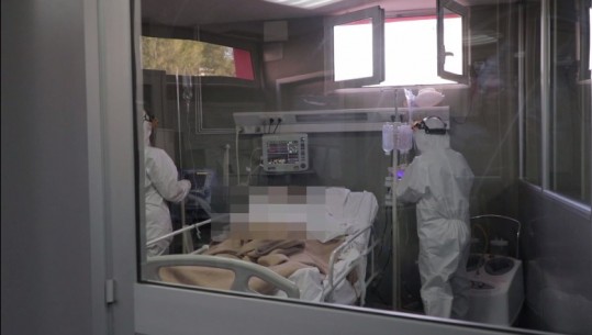 Dy pacientë në një dhomë, mjekë që hyjnë e dalin në korridore...dalin pamjet brenda Infektivit, aty ku 'luftohet' me vdekjen