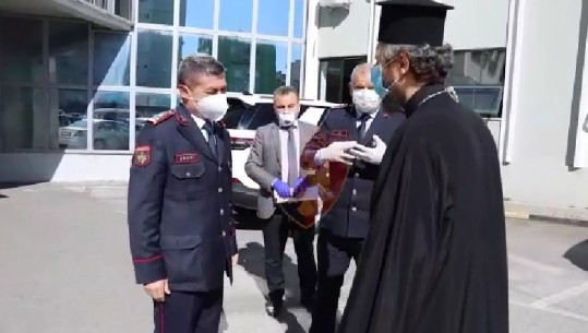 Kisha Ortodokse Autoqefale në ndihmë të policisë, dhuron 1 mijë maska e 1mijë doreza: Ju kemi në lutjet tona të përditshme!