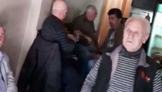 Pamje të frikshme nga Elbasani/ 7 burra në një 'minilokal' që qëndronte hapur fshehurazi pinin raki (VIDEO)