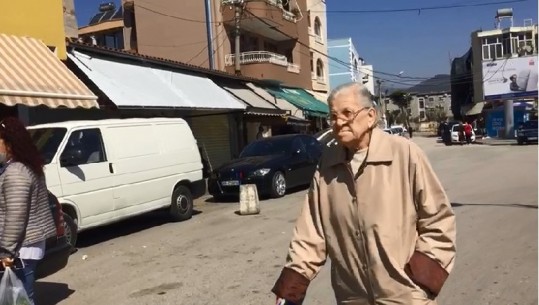 Pensionistët në Elbasan pazare pa leje: Dalim se do hamë, do iki te varrezat...'S'kam telefon me internet' (VIDEO)