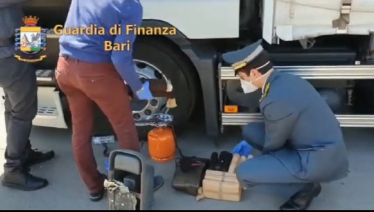 U ndal në kuadër të masave COVID-19/ Sjellja e dyshimtë i pikas kokainën dhe heroinën në kamion, arrestohet në Itali shoferi shqiptar (VIDEO)