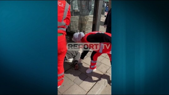 Qytetari i dehur shtrihet në mes të rrugës pa ndjenja,  polici ushtarak dhe ambulanca i vjen në ndihmë (VIDEO)