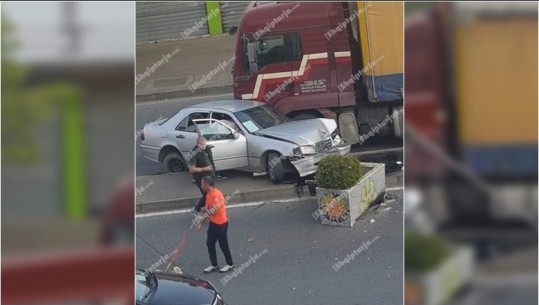 'Benz'-i përplaset me trajlerin në Shkodër, shpëton për mrekulli shoferi (VIDEO nga vendi i ngjarjes)