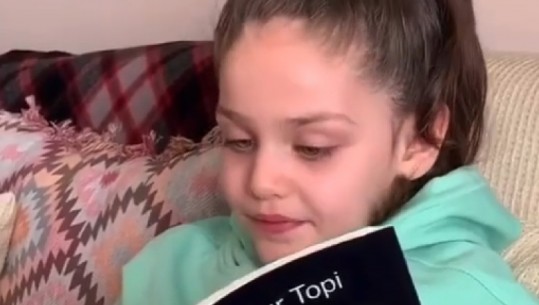 Mbesa e Flamur Topit lexon librin e gjyshit të saj: Shpresojmë që korona të zhduket me ardhjen e verës 
