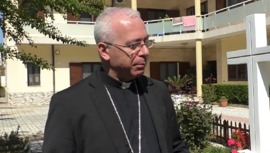 Në vigjilje të Pashkës, kisha katolike në Vlorë pa besimtare, Monsinjor Giovani Peragine: Kremtojeni në shtëpitë tuaja