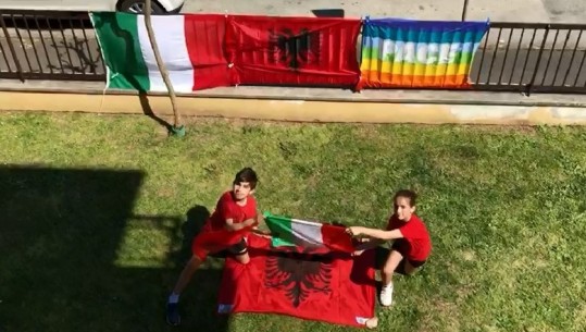 Fëmijët e familjes shqiptare në Itali të izoluar prej COVID-19 ia marrin valles popullore në oborrin e shtëpisë
