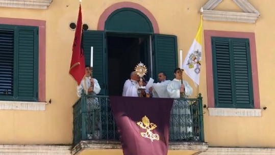 Monsinjor Massafra bekon Shkodrën për Pashkën nga ballkoni 