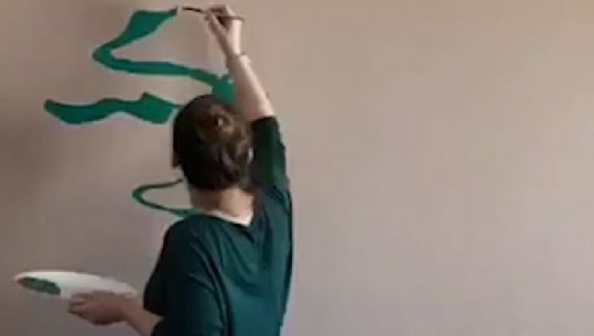 Art në karantinë, Riana Hida ‘transformon’ murin e shtëpisë (VIDEO)