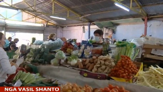 Tregu 'Vasil Shanto' ruan distancën sociale, tregtarët: Çmimet janë të larta, por kemi pasur shitje (VIDEO)