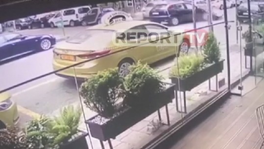 VIDEO Ekskluzive/Dy makina përplasen në kryqëzimin e rrugës 'Vaso Pasha' në ish-Bllok, njëra përfundon brenda dyqanit! Merr para motorin dhe 'Benzin'