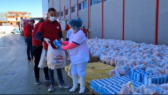 COVID-19/ 'Lufra' e 'Dukat' ndihmojnë familjet në Thumanë, dhurojnë 650 pako me ushqime