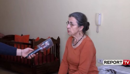 U kthye nga SHBA për një vizitë tek të afërm, izolohet e vetme në Tiranë 74-vjeçarja: S’kam para dhe as ushqime, të paktën të kthehem në Berat