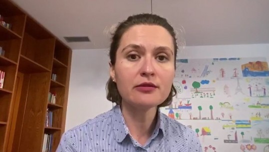 Shahini sqaron maturantët për testin: Jo pyetje për tema që nuk janë zhvilluar në shkollë (VIDEO)