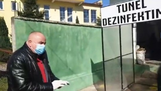 'Të respektojnë rregullat, ndryshe e mbyllim!' Tregu i Kukësit me tunel dezinfektues, Gjici vartësve: Asnjë përjashtim, mos të kemi fjalë (VIDEO)