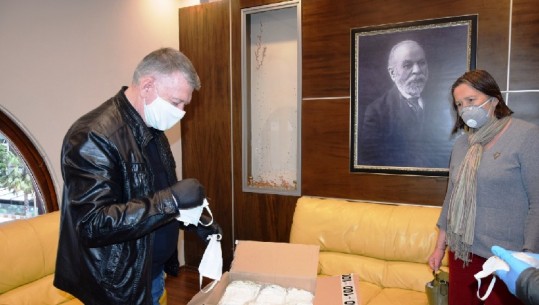Ambasada franceze dhuron 1 mijë maska mbrojtëse për bashkinë e Durrësit