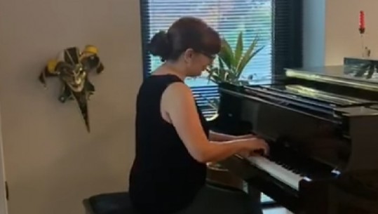 'Clair de lune' e Debussy sillet në piano nga Merita Rexha Tërshana (VIDEO)