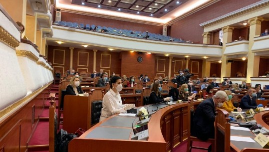 Seancë historike! Deputetët me maska, në rresht e ulur në lozha, qeveri-opozitë votojnë masat mbi COVID, vetëm Hajdari kundër ndryshimit të Kodit Penal 