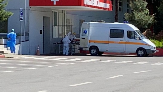 Mbërrin një tjetër ambulancë me të prekur te infektivi, pritet nga tre punonjës të shërbimit spitalor