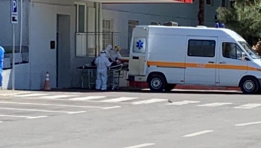 Mbërrin një tjetër ambulancë me të prekur te infektivi (PAMJET)