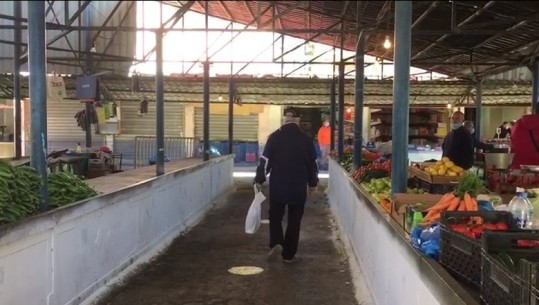 Bashkia e Elbasanit krijon kushtet higjieno-sanitare, rihapet pas një muaji tregu i fruta-perimeve