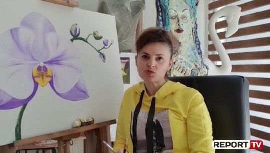 Atmira Rira pikturon pranverën në karantinë: “Çdokush të mundohet për të bukurën në shtëpi” (VIDEO)