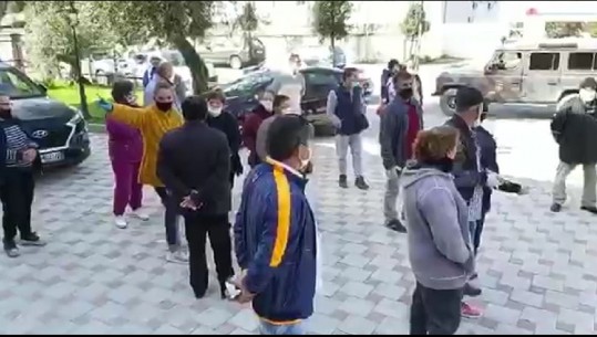 'Nëse nuk hapet tregu, na jepni pagën e luftës', tregtarët protestë para prefekturës Vlorë (VIDEO)