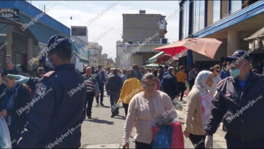 Kaos në tregun e Kamzës, asnjë kontroll nga policia! Qytetarët dynden për pazare (VIDEO-FOTO)