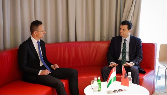 Basha takon ministrin e jashtëm të Hungarisë: Shtoni ndihmat vendi po përballet me krizë ekonomike 