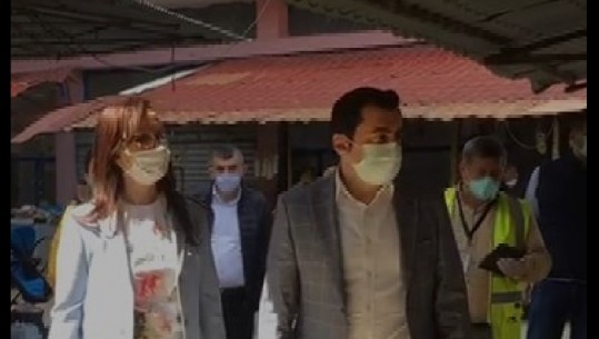 Elbasan, qytetarët dynden në tregje për të bërë pazaret vetëm pak orë përpara mbylljes (VIDEO)