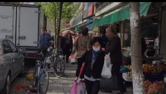 Fier situatë e qetë në tregje dhe në rrugë, qytetarët respektojnë masat e kërkuara për distancimin social (VIDEO)