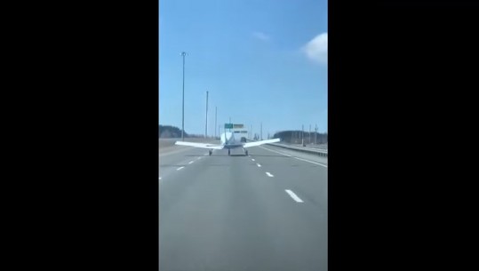 Ulja e jashtëzakonshme e avionit me defekt në mes të autostradës plot me makina (VIDEO)