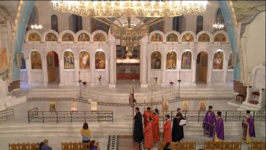 Ortodoksët kremtojnë të Premten e Zezë ndryshe nga çdo vit tjetër, korçarët: Flakën do ta ndezim nga ballkonet
