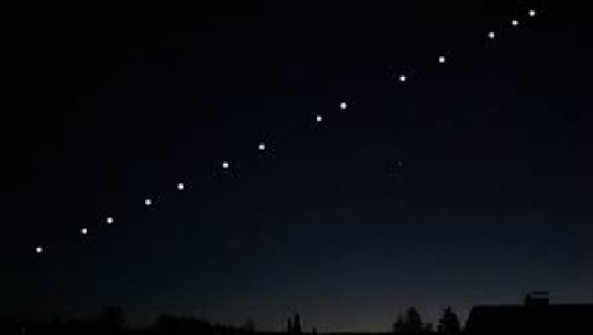A jemi 'pushtuar' nga UFO-t? Drita në formë vargu shihen me sy të lirë nga Toka (FOTO)