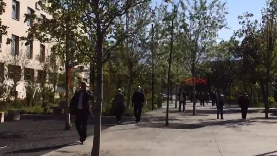 Pensionistët në Tiranë gëzojnë lirinë pas karantinës: Të paktën të dalim dy orë në ditë
