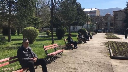 'Jemi zënë me gratë e u bëmë ...'Pensionistët në Korçë: Bravo Edi Ramës që nuk e la virusin të hynte tek ne