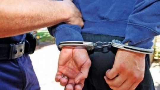 Thyen karantinën e kundërshtuan policinë në Korçë! 3 të arrestuar, 1 procedohet në gjendje të lirë! Njërit i gjendet drogë në banesë