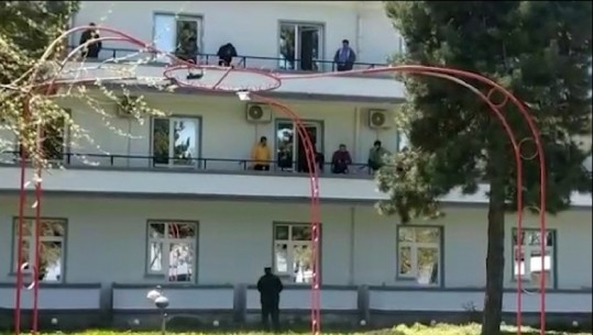 59 shqiptarë të kthyer nga Greqia e Maqedonia karantinohen në hotel në Pogradec, bashkia ushqim falas (VIDEO)