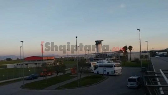 Riatdhesimet, mbërrin avioni me 110 shqiptarët nga Roma (VIDEO)